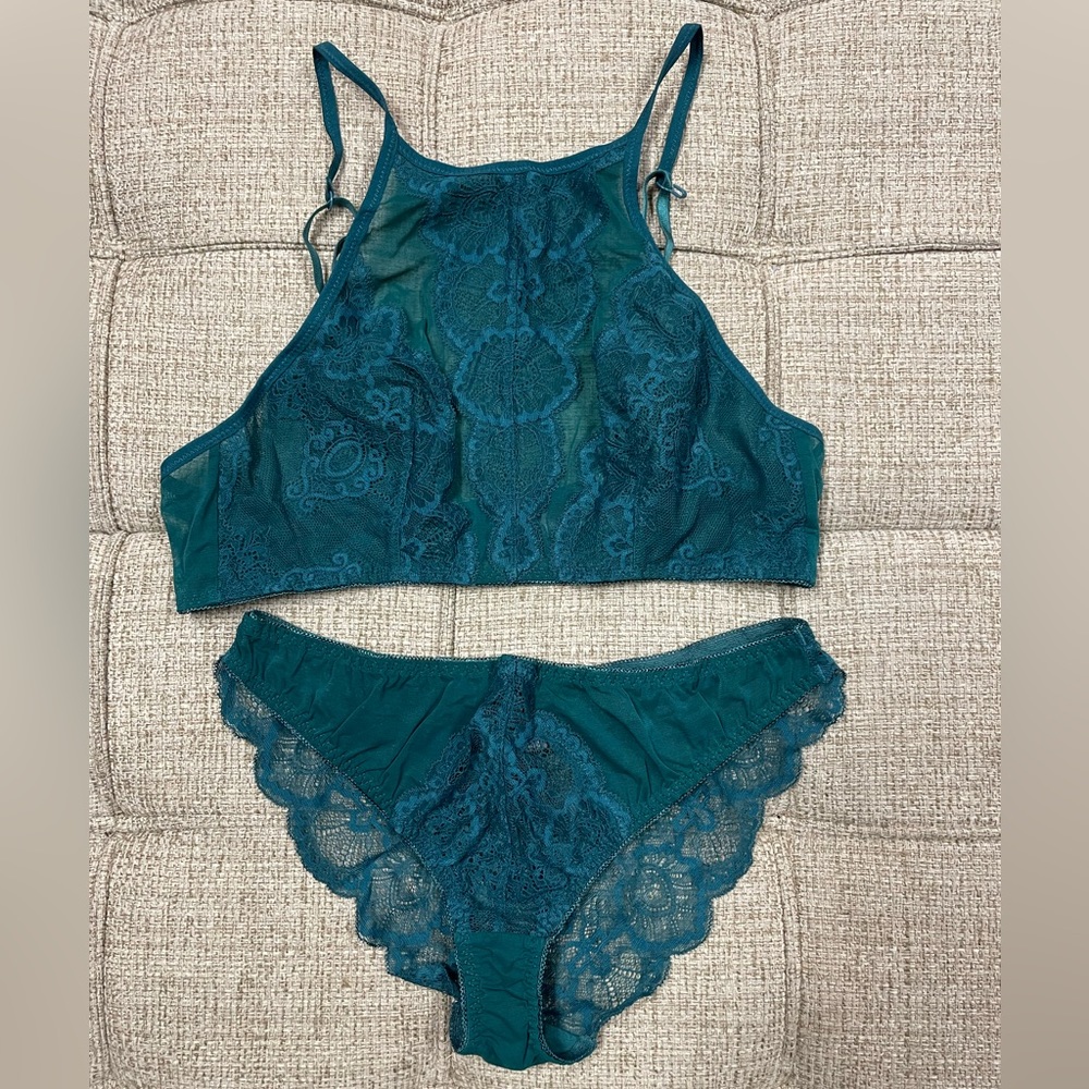 Mentionables emerald lingerie top & bottom